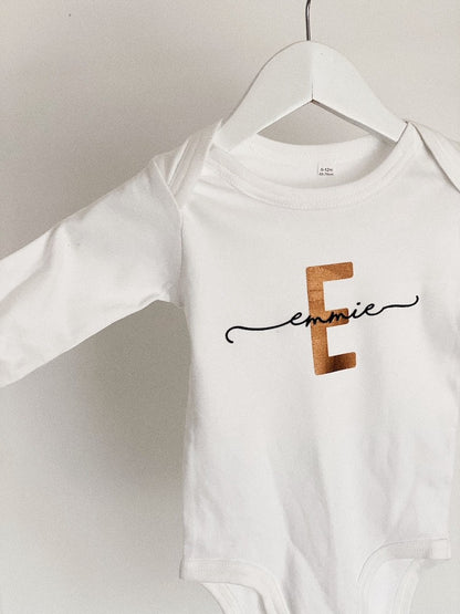 Body bébé personnalisé en coton biologique – Élégance et douceur pour son arrivée