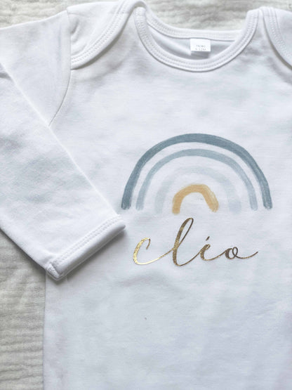Body personnalisé arc en ciel et doré - un cadeau personnalisé pour bébé