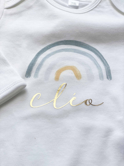 Body personnalisé arc en ciel et doré - un cadeau personnalisé pour bébé