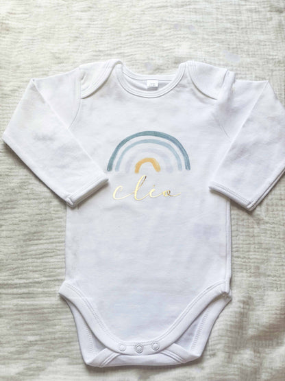 Body personnalisé arc en ciel et doré - un cadeau personnalisé pour bébé