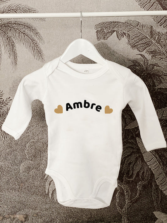 Body Bébé Personnalisé avec Petits Cœurs Dorés – Élégance et Tendresse pour Bébé