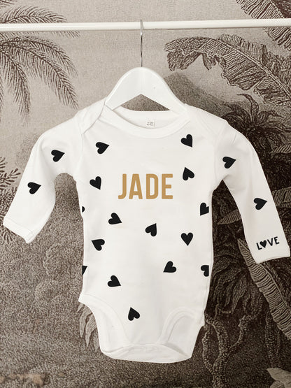 Body Bébé Personnalisé Cœurs All Over – Douceur et Amour en Un Seul Vêtement