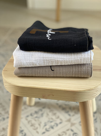 Lange Personnalisé Signature Taupe – Élégance et Douceur pour Bébé