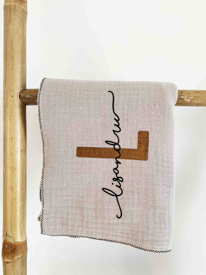Lange Personnalisé Signature Taupe – Élégance et Douceur pour Bébé