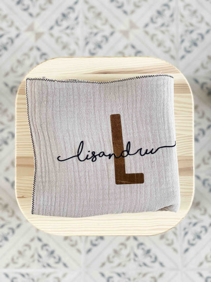 Lange Personnalisé Signature Taupe – Élégance et Douceur pour Bébé