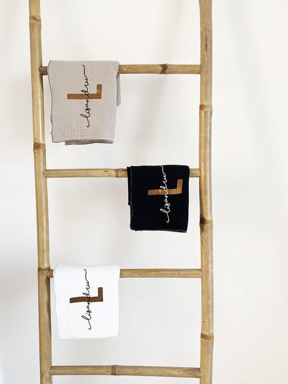 Lange Personnalisé Signature Taupe – Élégance et Douceur pour Bébé