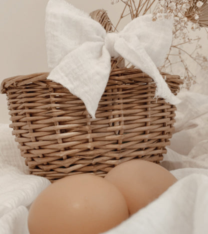 Panier de Pâques Personnalisé avec Médaillon Gravé et Nœud en Gaze – Idéal pour la Chasse aux Œufs