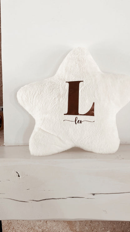 Coussin en fourrure étoile personnalisée - Avec initiale et prénom