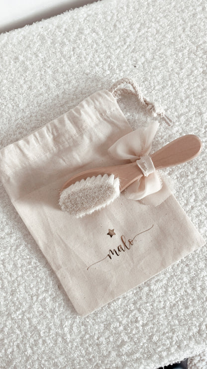 Brosse à cheveux bébé personnalisée avec pochon – Cadeau de naissance doux & stylé