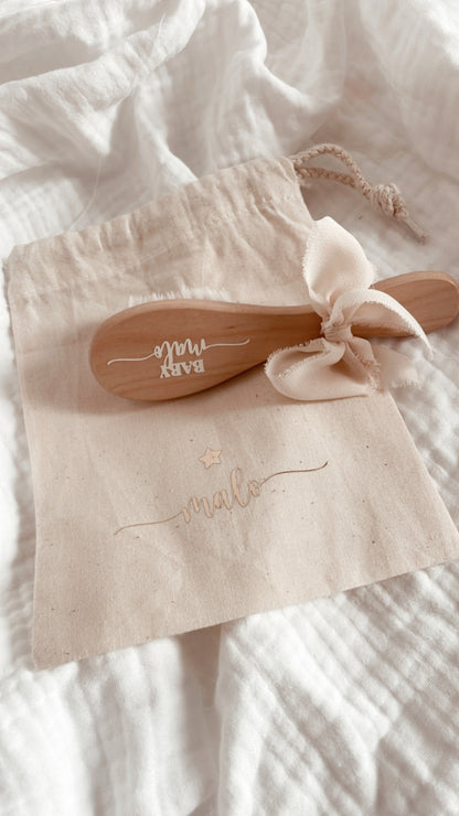 Brosse à cheveux bébé personnalisée avec pochon – Cadeau de naissance doux & stylé