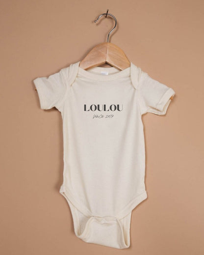 Body bio personnalisé "Prénom ou Surnom Since" – Un cadeau unique pour bébé