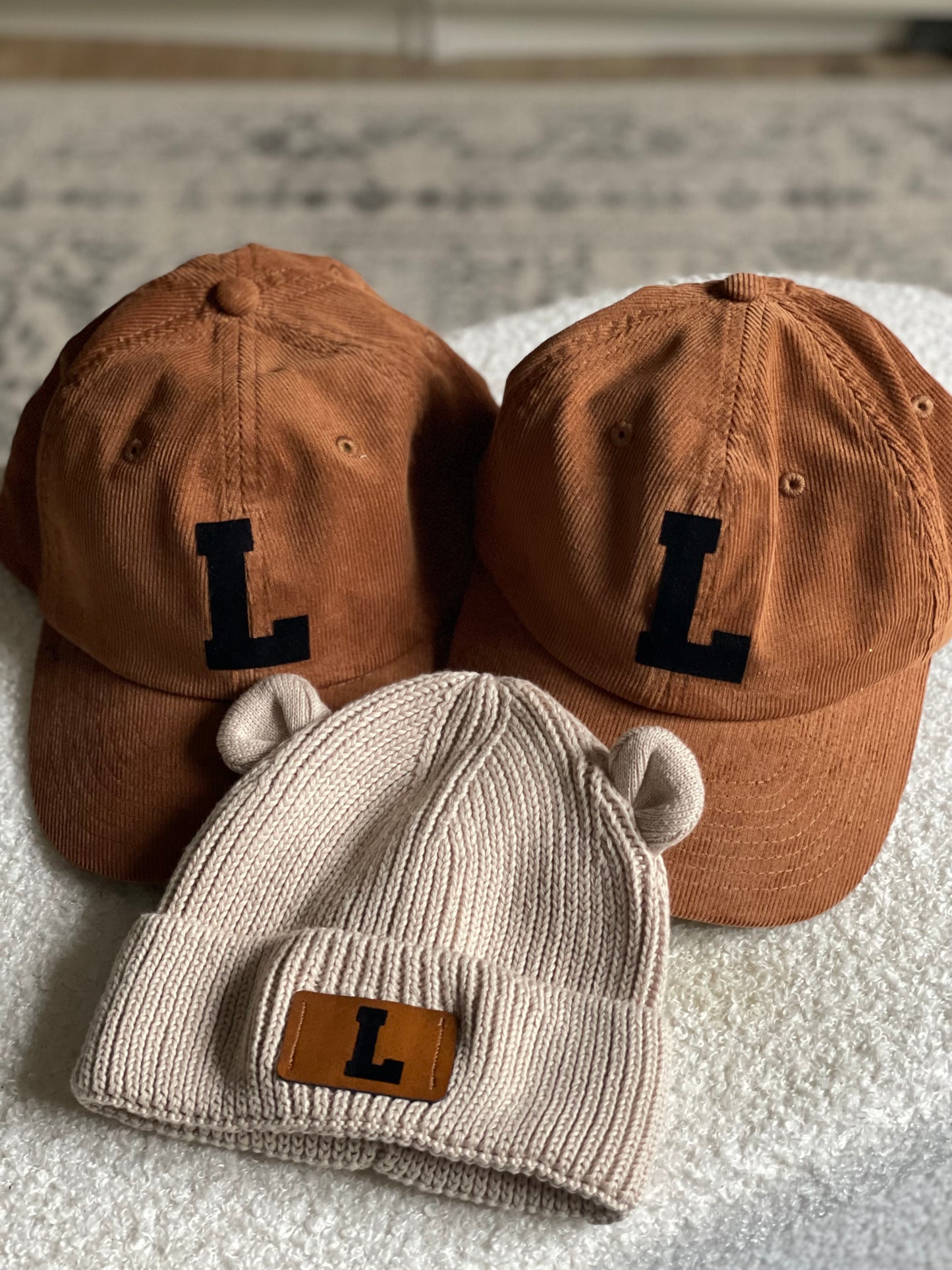 Pack casquette famille personnalisé – 2 casquettes adultes & bonnet bébé initiale | Cadeau naissance original