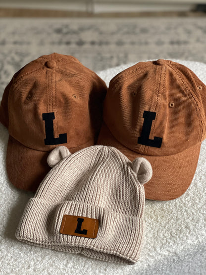 Pack casquette famille personnalisé – 2 casquettes adultes & bonnet bébé initiale | Cadeau naissance original