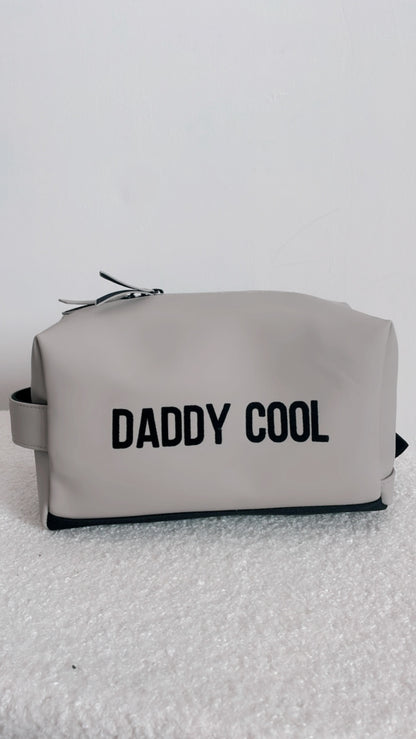 ✨ Trousse de Toilette Personnalisée DADDY COOL - Parce qu’un papa stylé mérite aussi ses essentiels bien rangés.