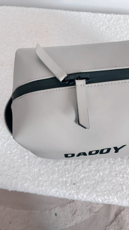 ✨ Trousse de Toilette Personnalisée DADDY COOL - Parce qu’un papa stylé mérite aussi ses essentiels bien rangés.