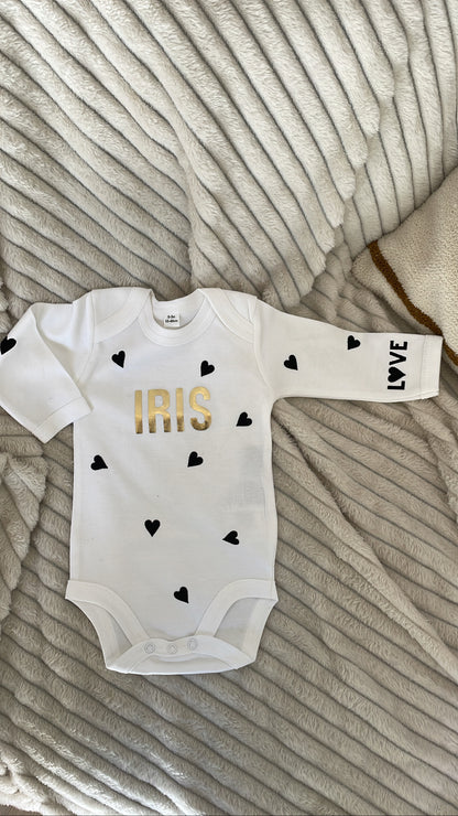 Body Bébé Personnalisé Cœurs All Over – Douceur et Amour en Un Seul Vêtement
