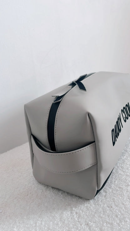 ✨ Trousse de Toilette Personnalisée DADDY COOL - Parce qu’un papa stylé mérite aussi ses essentiels bien rangés.
