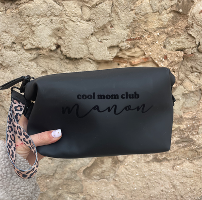 Trousse de Toilette Personnalisée « Cool Mom Club » avec Anse Léopard
