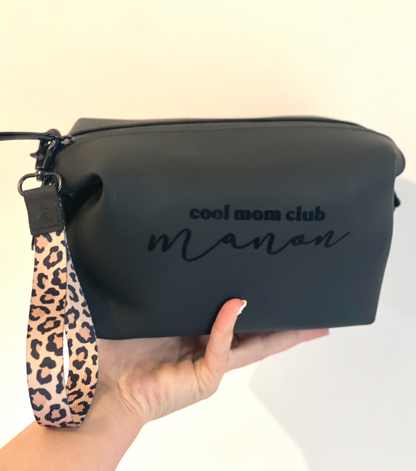 Trousse de Toilette Personnalisée « Cool Mom Club » avec Anse Léopard