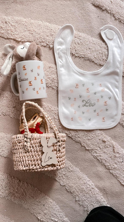 Bavoir personnalisé bébé motif lapins – Édition Pâques | Hey Mama