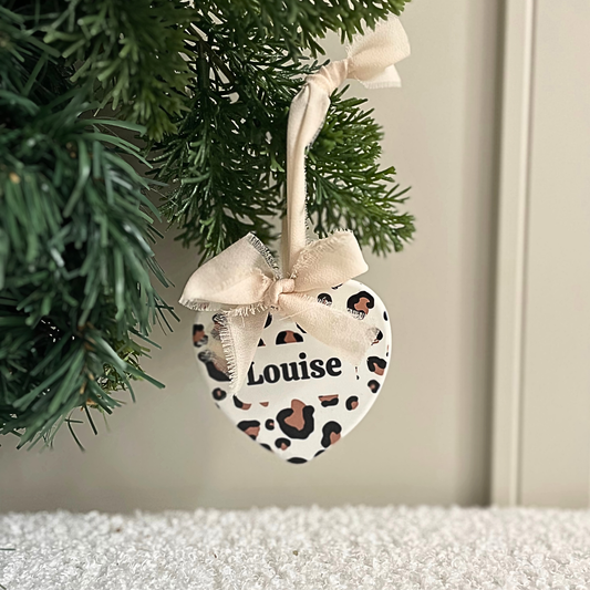 Boule de Noël personnalisée en céramique – Motif léopard avec ruban nœud – Cadeau enfant