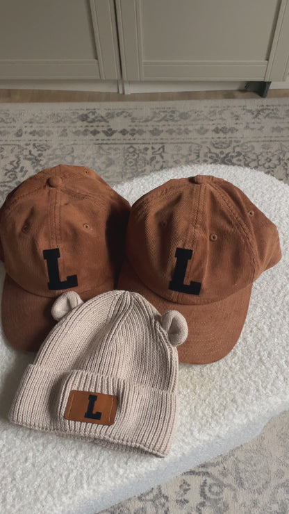 Pack casquette famille personnalisé – 2 casquettes adultes & bonnet bébé initiale | Cadeau naissance original