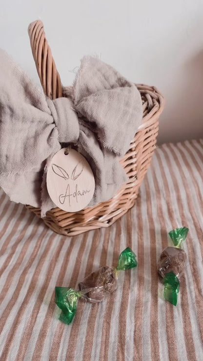 Panier de Pâques Personnalisé avec Médaillon Gravé et Nœud en Gaze – Idéal pour la Chasse aux Œufs